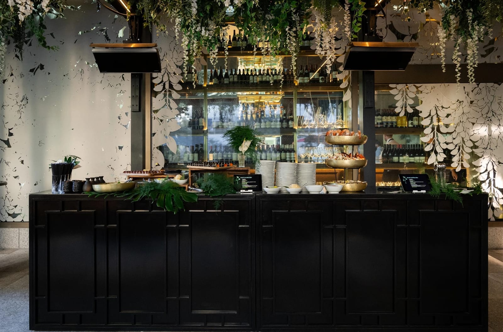 The raw bar at Black+Blue Toronto, dressed with florals